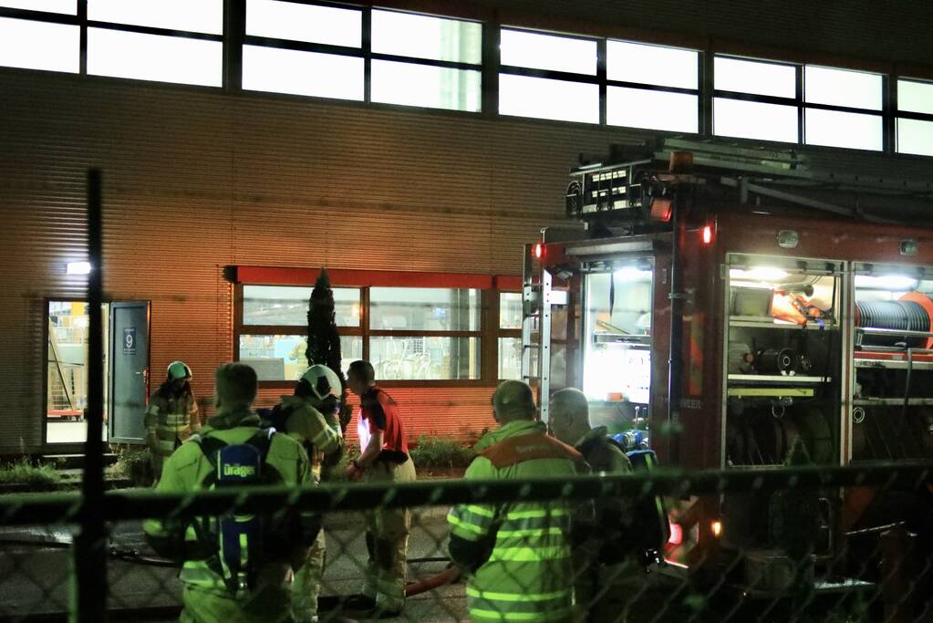 Meerdere vrachtwagens in brand sorteercentrum PostNL