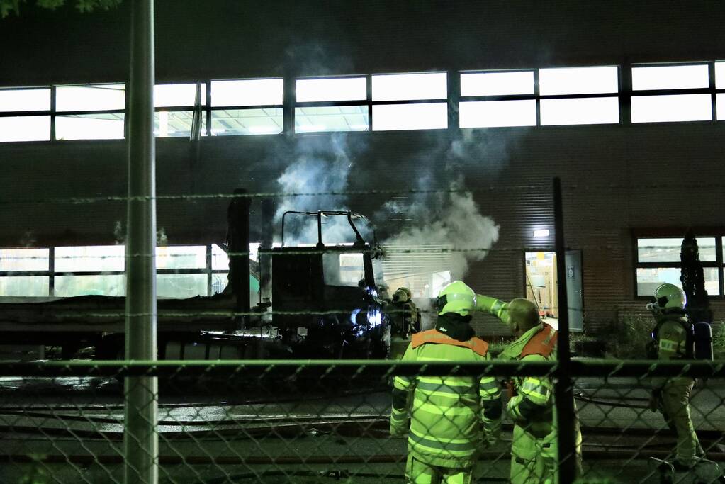 Meerdere vrachtwagens in brand sorteercentrum PostNL
