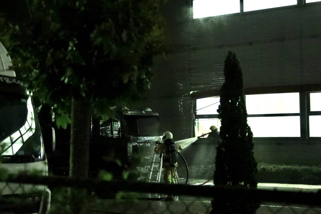 Meerdere vrachtwagens in brand sorteercentrum PostNL