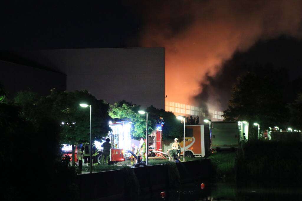 Meerdere vrachtwagens in brand sorteercentrum PostNL