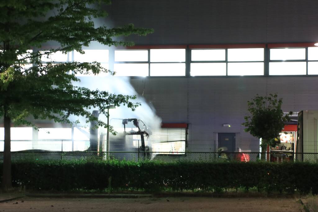 Meerdere vrachtwagens in brand sorteercentrum PostNL