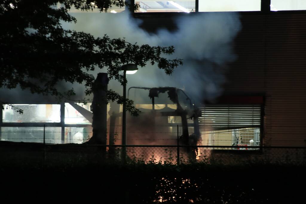 Meerdere vrachtwagens in brand sorteercentrum PostNL