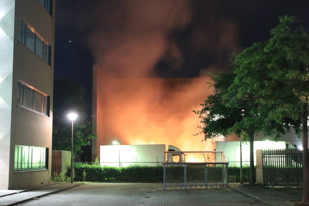 Meerdere vrachtwagens in brand sorteercentrum PostNL