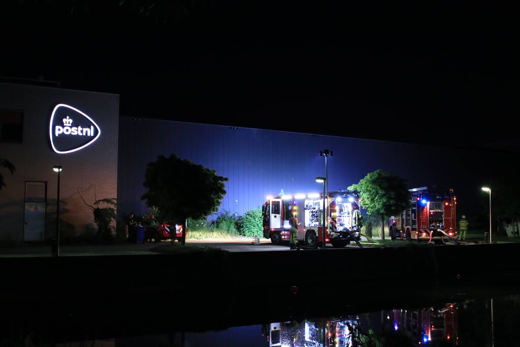 Meerdere vrachtwagens in brand sorteercentrum PostNL