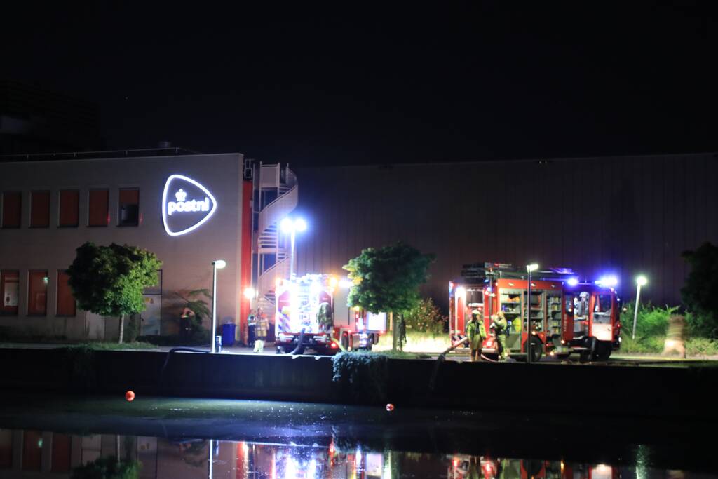 Meerdere vrachtwagens in brand sorteercentrum PostNL