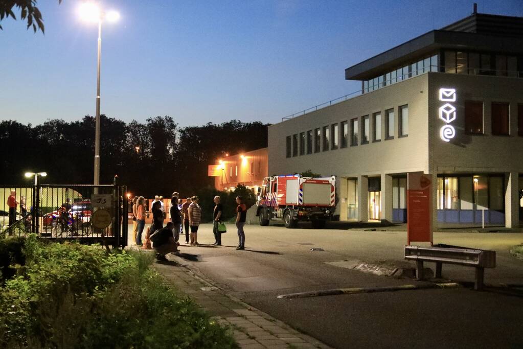Meerdere vrachtwagens in brand sorteercentrum PostNL