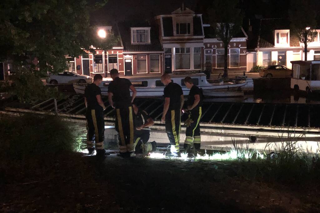 Brandweer redt kat uit gracht
