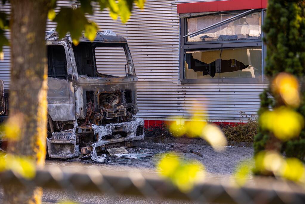 Enorme schade bij brand in vrachtwagens bij PostNL