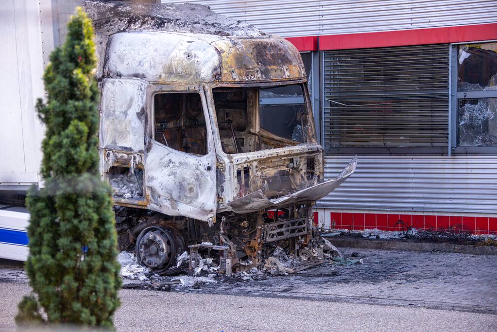 Enorme schade bij brand in vrachtwagens bij PostNL