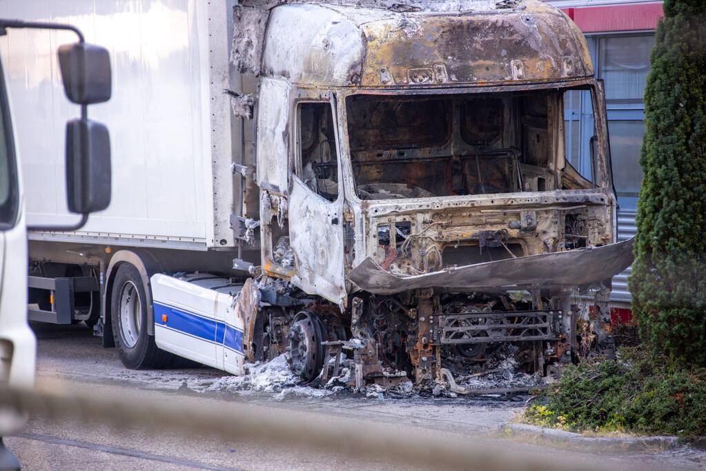 Enorme schade bij brand in vrachtwagens bij PostNL
