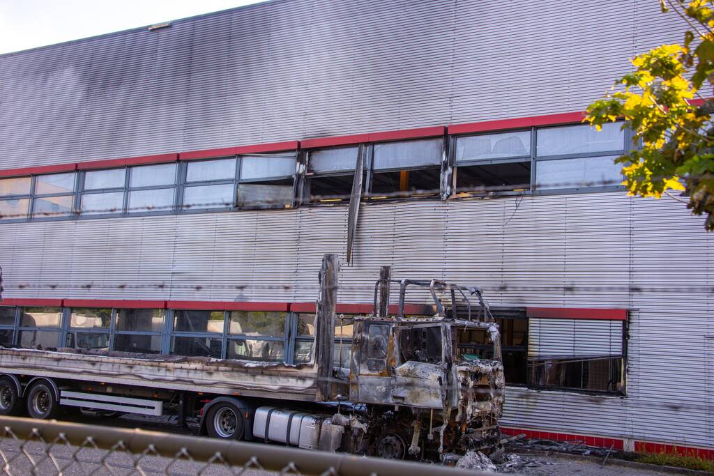 Enorme schade bij brand in vrachtwagens bij PostNL