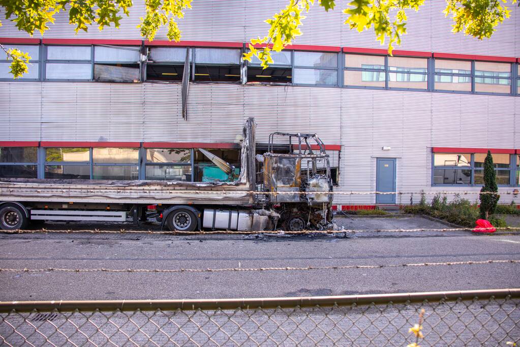 Enorme schade bij brand in vrachtwagens bij PostNL