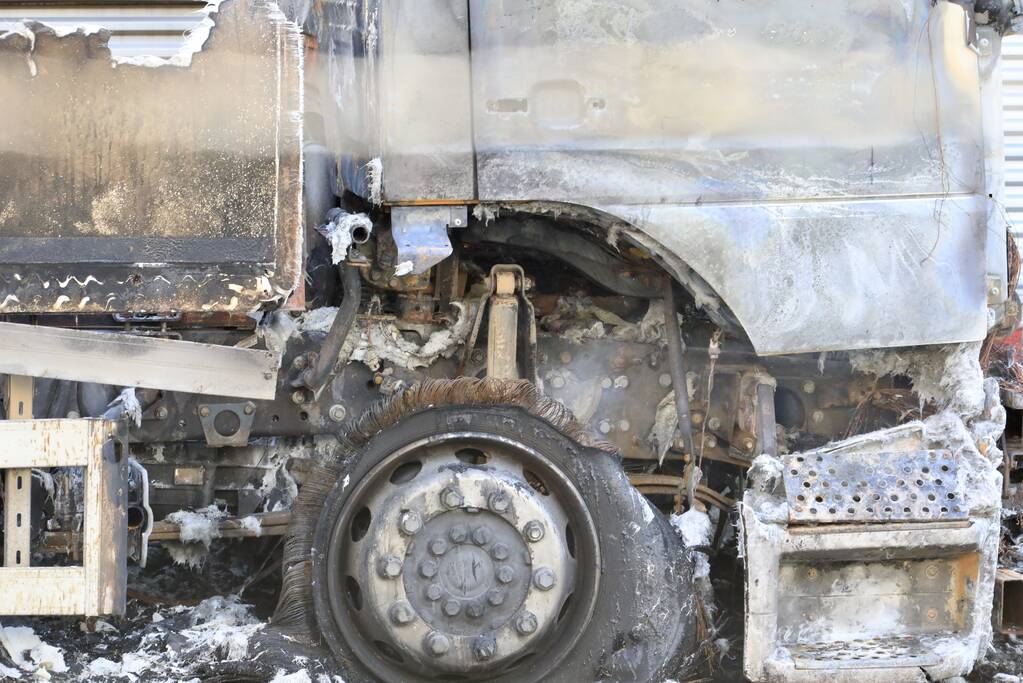 Enorme schade bij brand in vrachtwagens bij PostNL