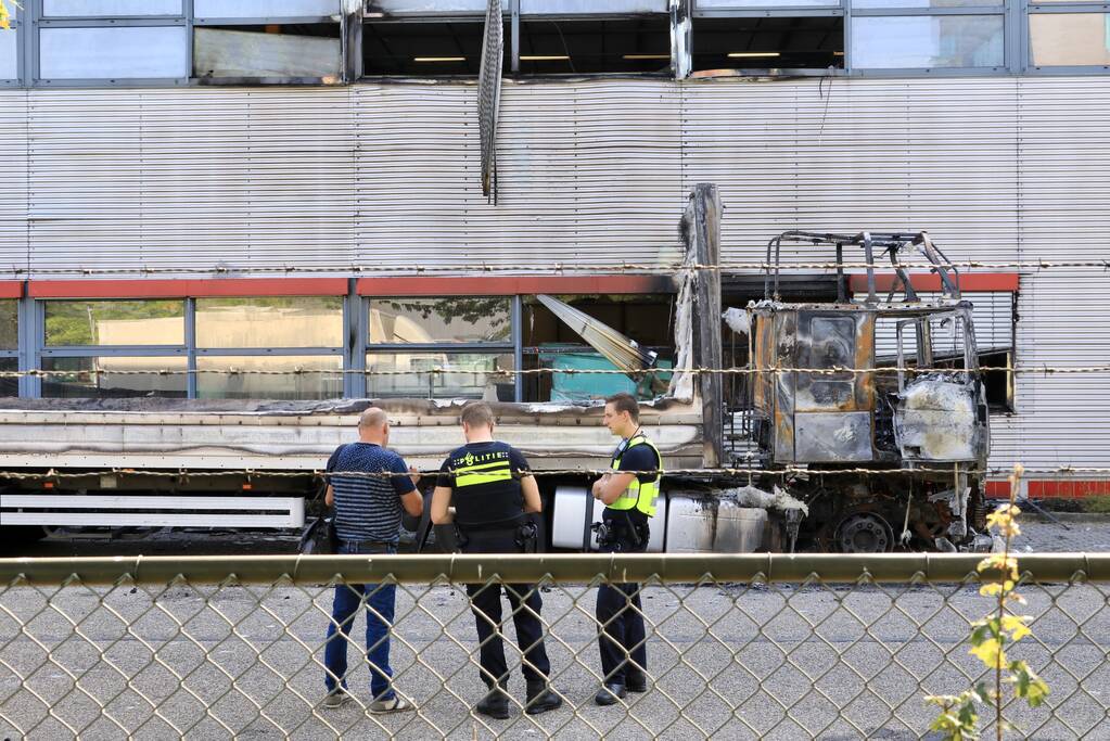 Enorme schade bij brand in vrachtwagens bij PostNL