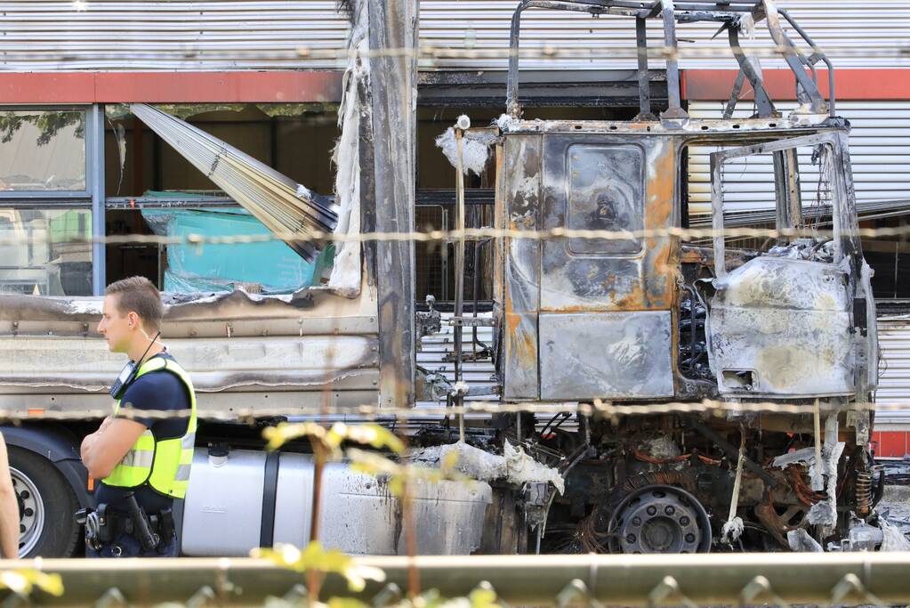 Enorme schade bij brand in vrachtwagens bij PostNL
