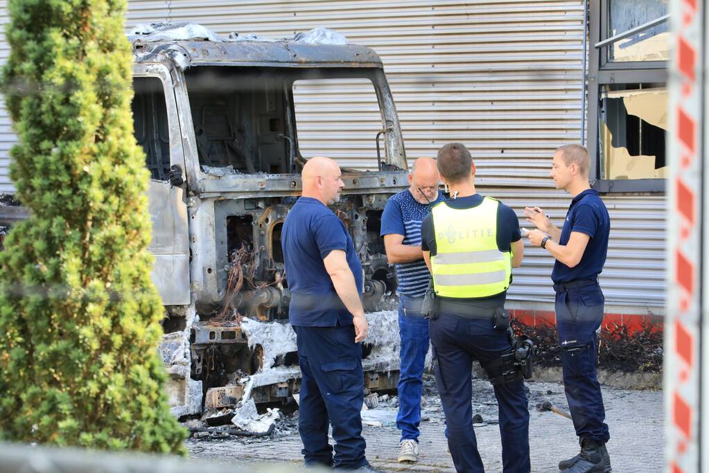Enorme schade bij brand in vrachtwagens bij PostNL
