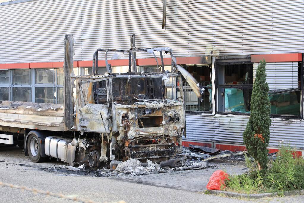 Enorme schade bij brand in vrachtwagens bij PostNL
