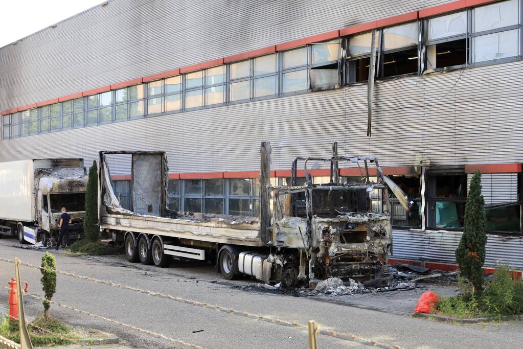 Enorme schade bij brand in vrachtwagens bij PostNL