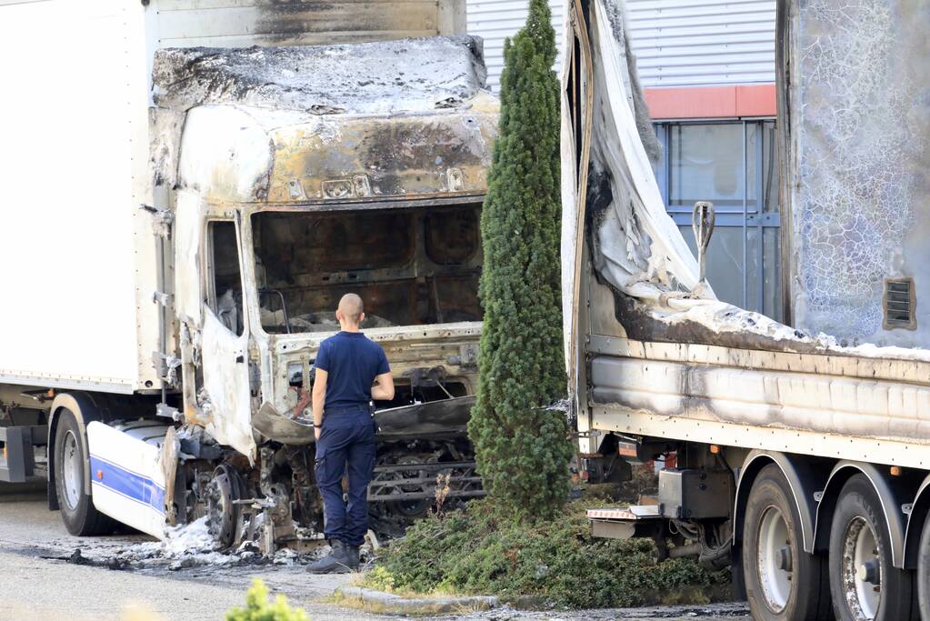 Enorme schade bij brand in vrachtwagens bij PostNL