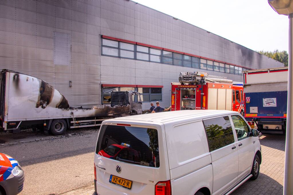 Enorme schade bij brand in vrachtwagens bij PostNL