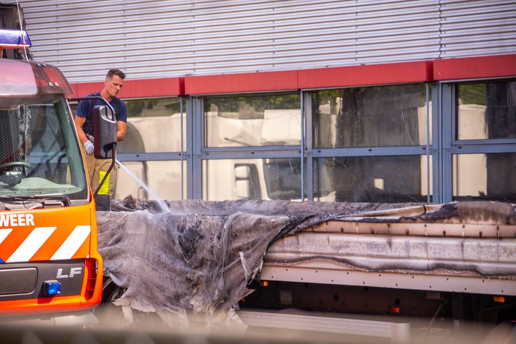 Enorme schade bij brand in vrachtwagens bij PostNL