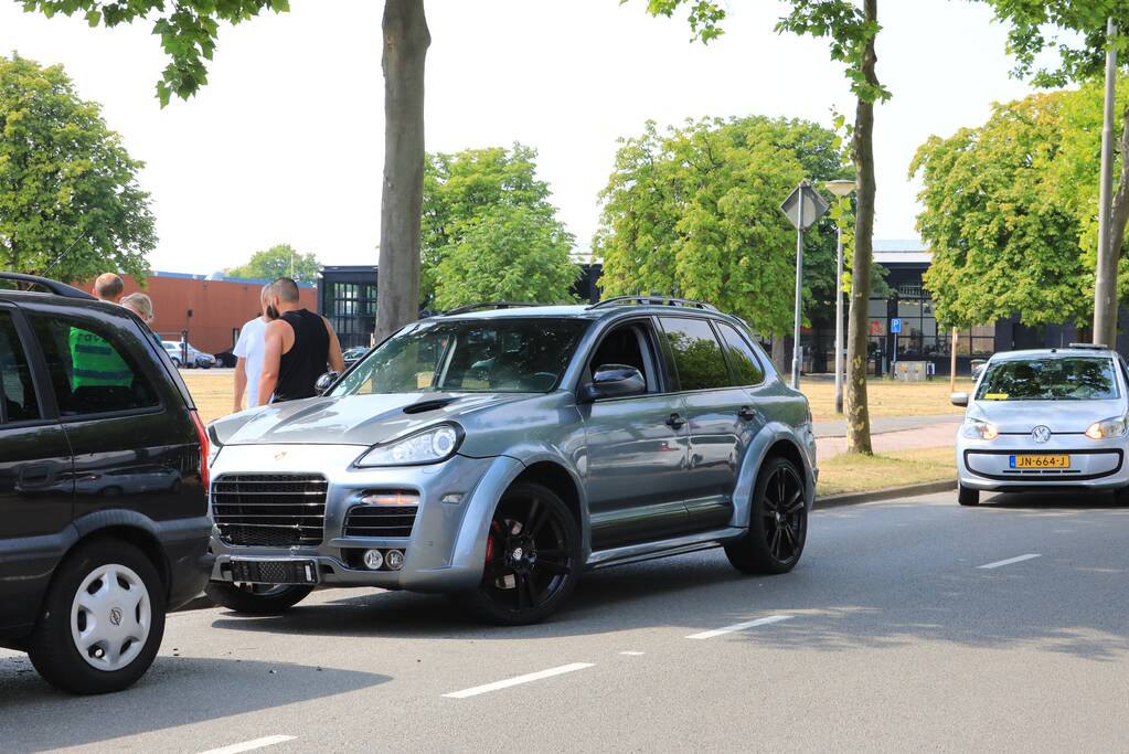 Porsche Cayenne Magnum botst op voorligger
