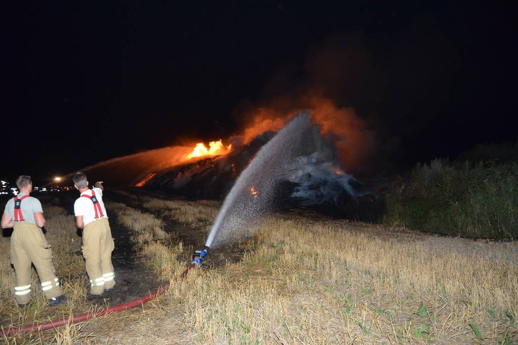 Grote stapel met wilgenhout vliegt in brand