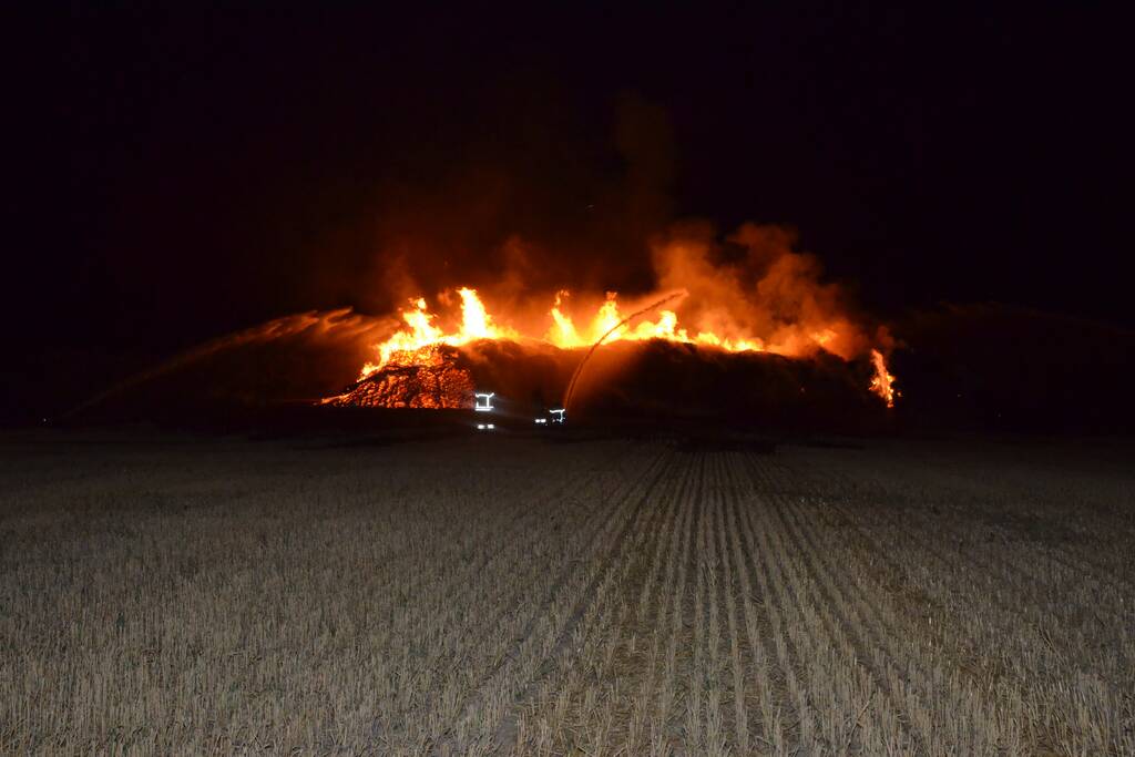 Grote stapel met wilgenhout vliegt in brand