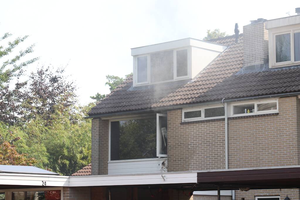 Woning tijdelijk onbewoonbaar na brand in slaapkamer