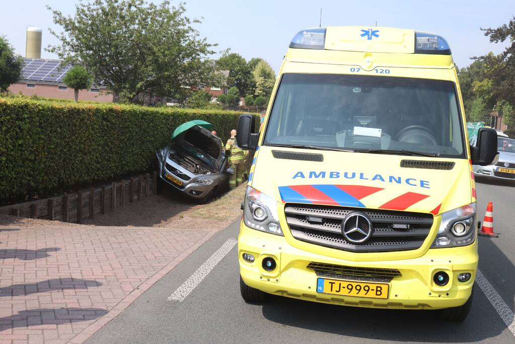 Automobiliste raakt met auto van de weg belandt in droge sloot