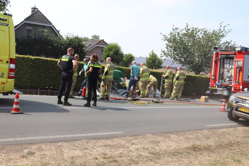 Automobiliste raakt met auto van de weg belandt in droge sloot