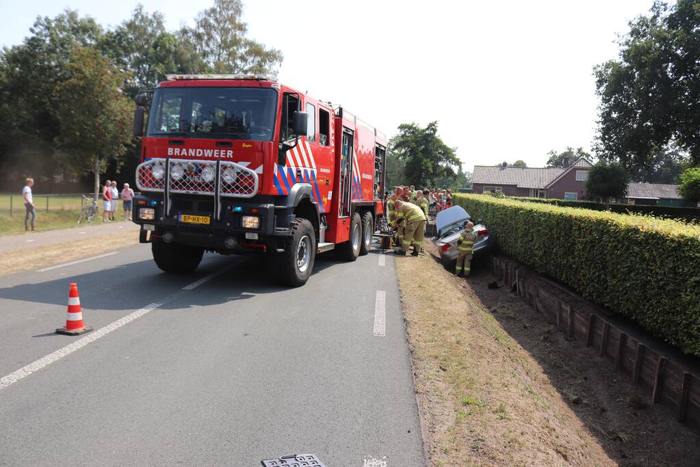 Automobiliste raakt met auto van de weg belandt in droge sloot