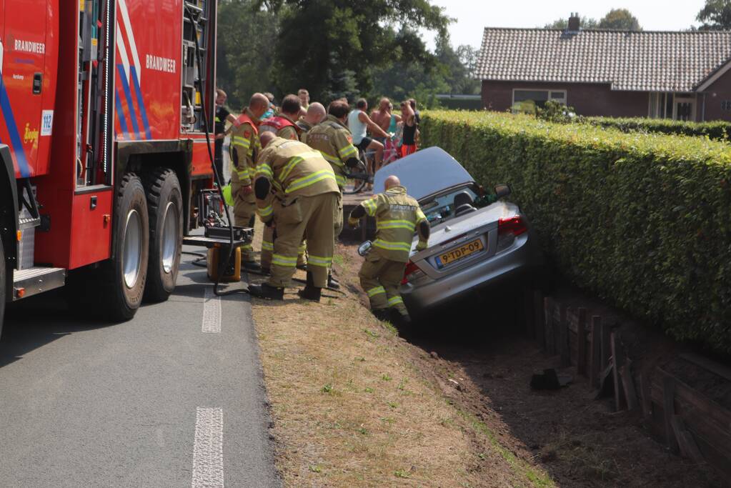 Automobiliste raakt met auto van de weg belandt in droge sloot