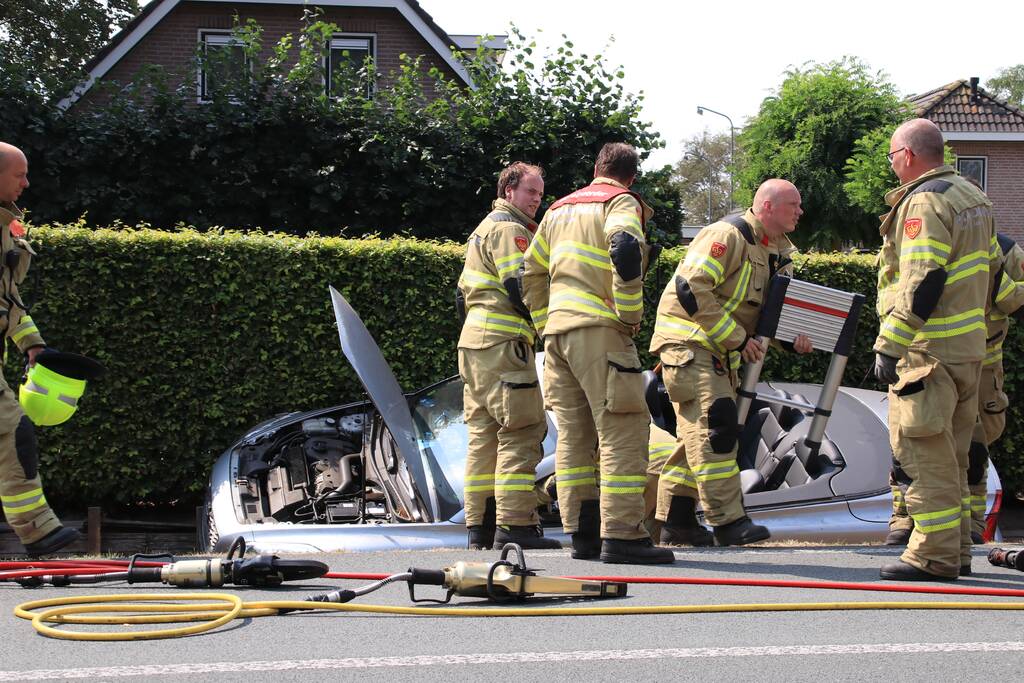 Automobiliste raakt met auto van de weg belandt in droge sloot
