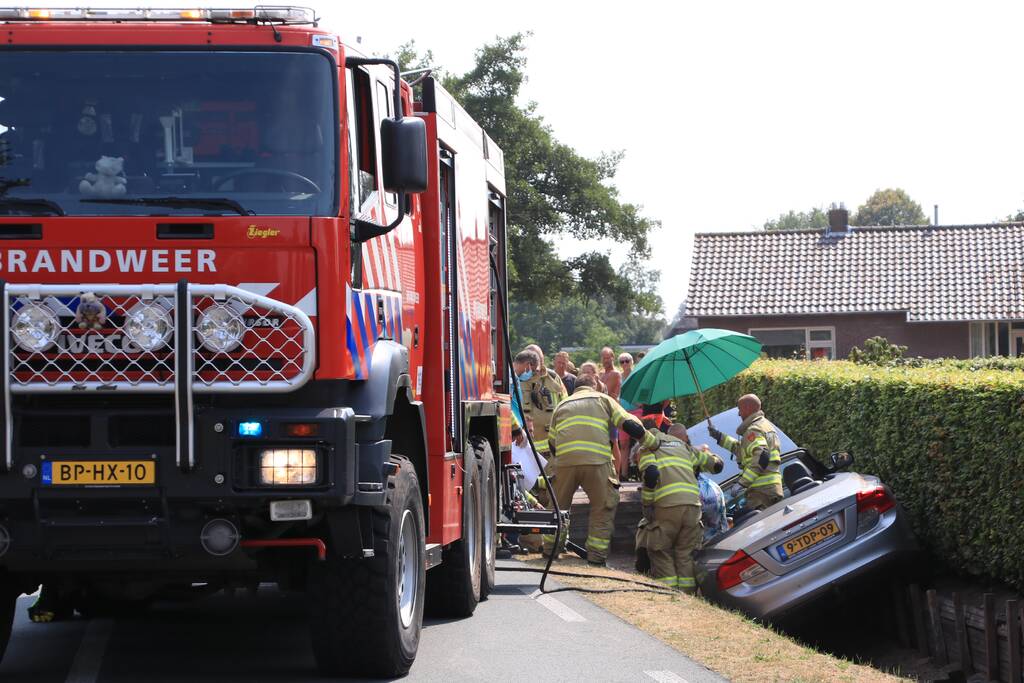Automobiliste raakt met auto van de weg belandt in droge sloot