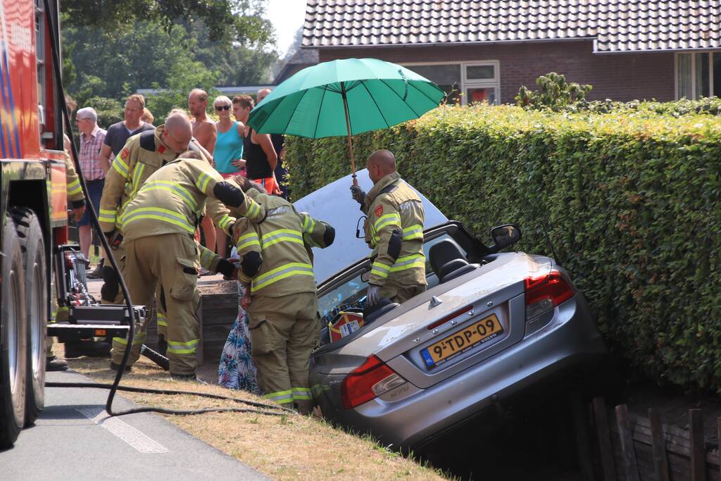 Automobiliste raakt met auto van de weg belandt in droge sloot