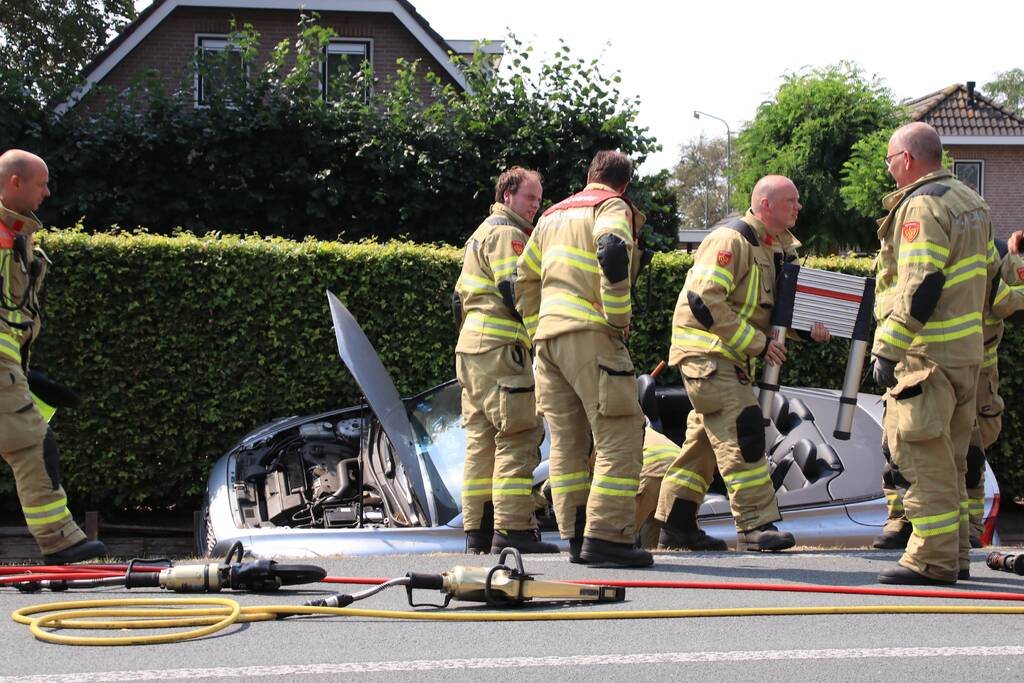 Automobiliste raakt met auto van de weg belandt in droge sloot
