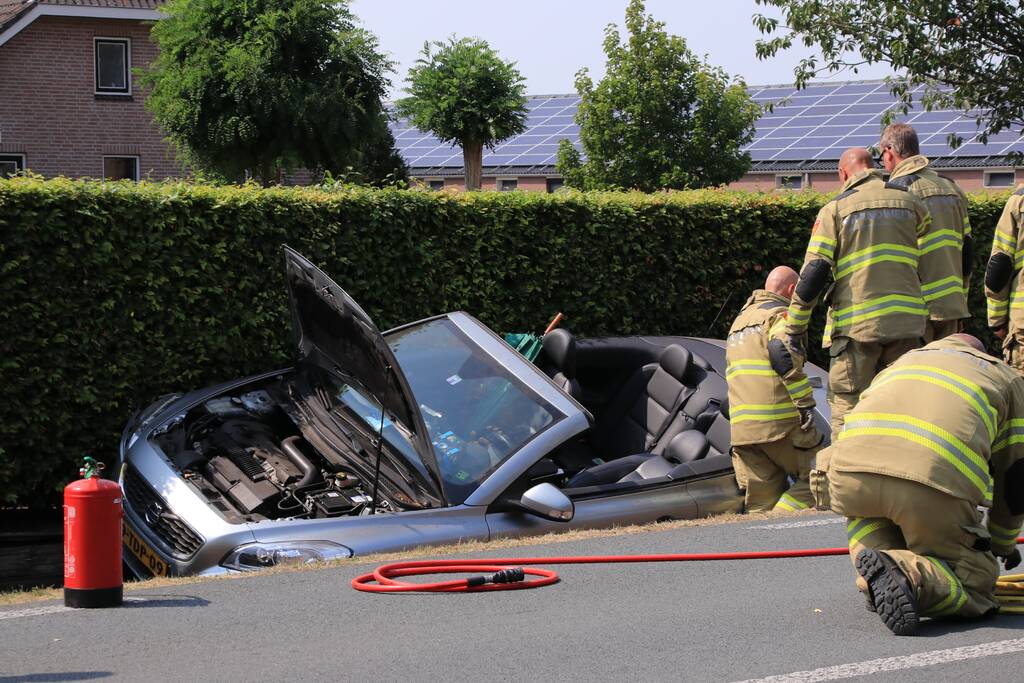 Automobiliste raakt met auto van de weg belandt in droge sloot