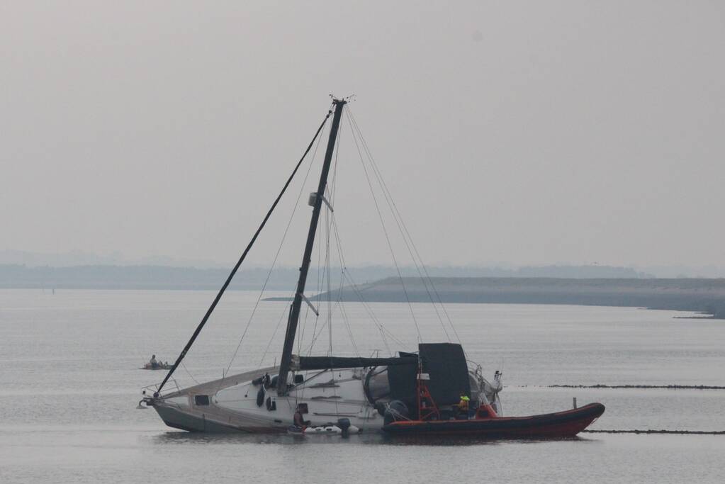 Boot met motorpech loopt vol met water na vergeten klepje wc