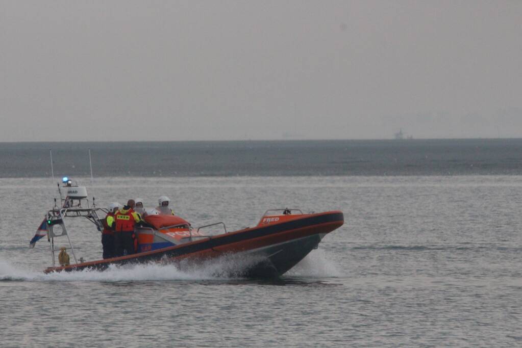 Boot met motorpech loopt vol met water na vergeten klepje wc