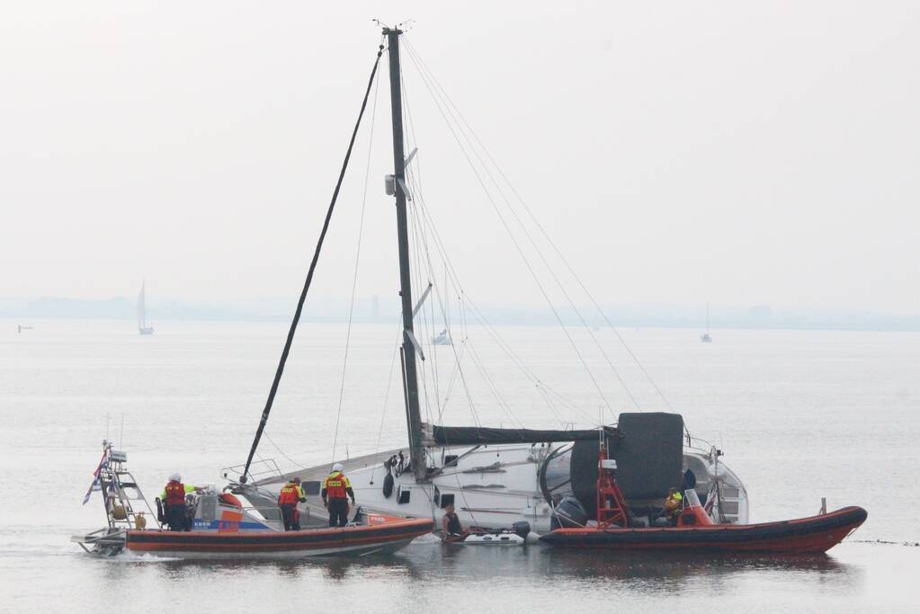 Boot met motorpech loopt vol met water na vergeten klepje wc