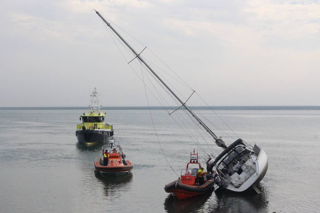 Boot met motorpech loopt vol met water na vergeten klepje wc