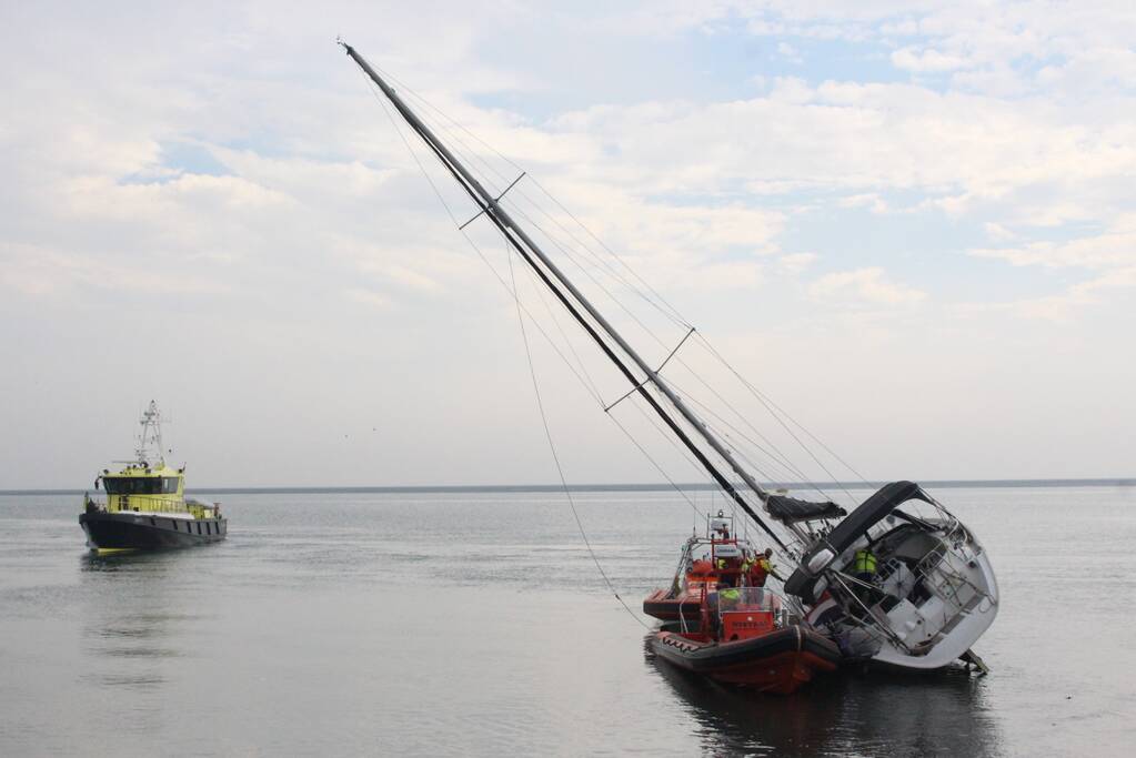 Boot met motorpech loopt vol met water na vergeten klepje wc