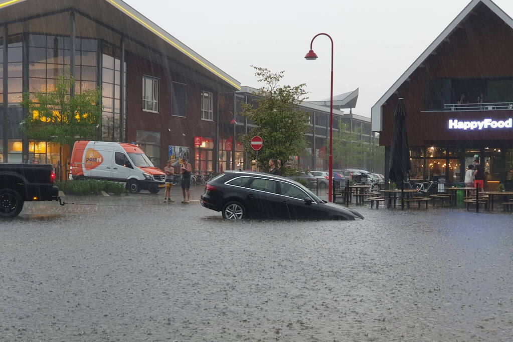 Auto belandt bij noodweer in het water