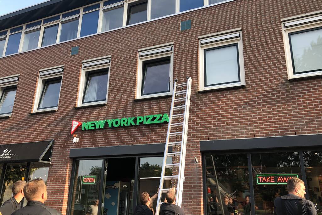 Kat vast tussen klapraam