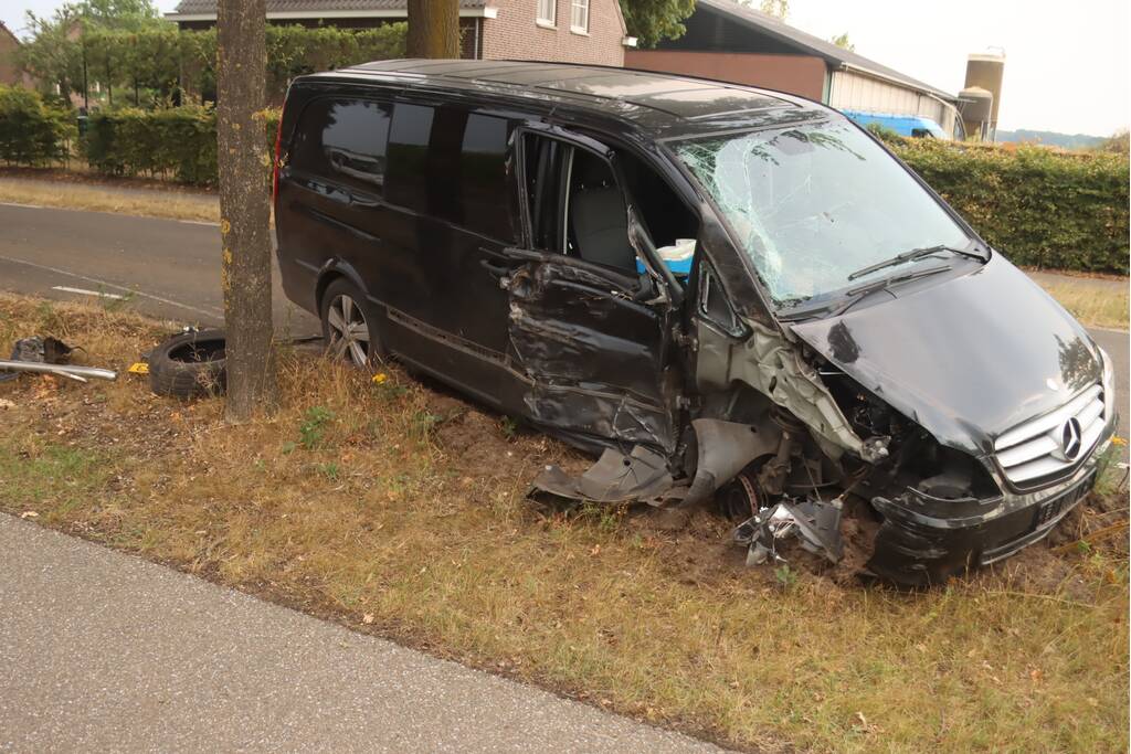 Bestelauto zwaar gehavend na botsing met meerdere bomen