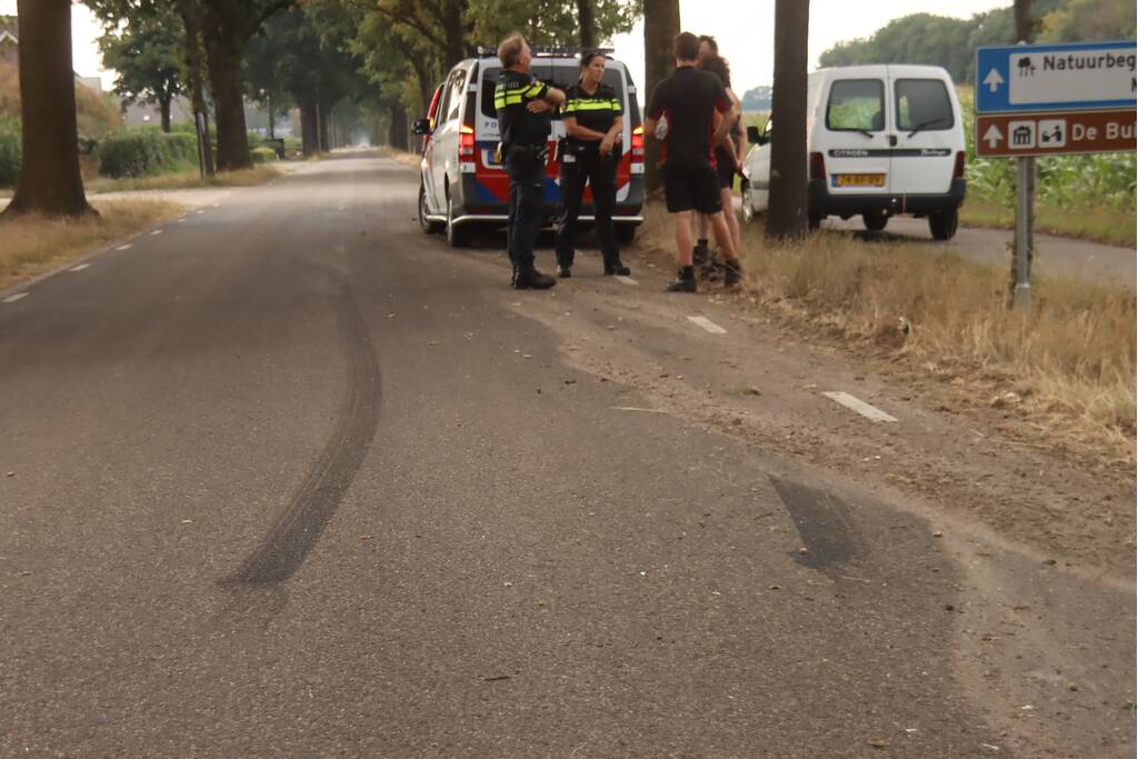 Bestelauto zwaar gehavend na botsing met meerdere bomen