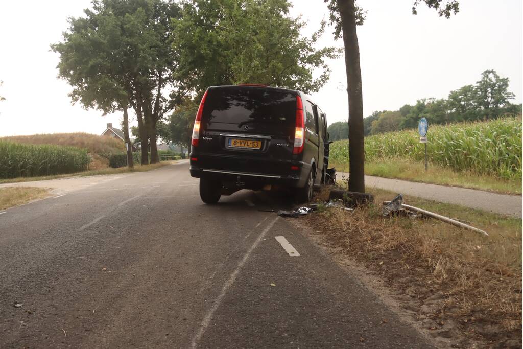 Bestelauto zwaar gehavend na botsing met meerdere bomen
