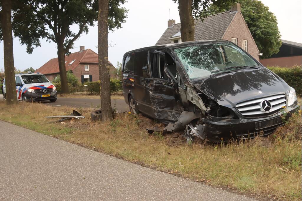Bestelauto zwaar gehavend na botsing met meerdere bomen