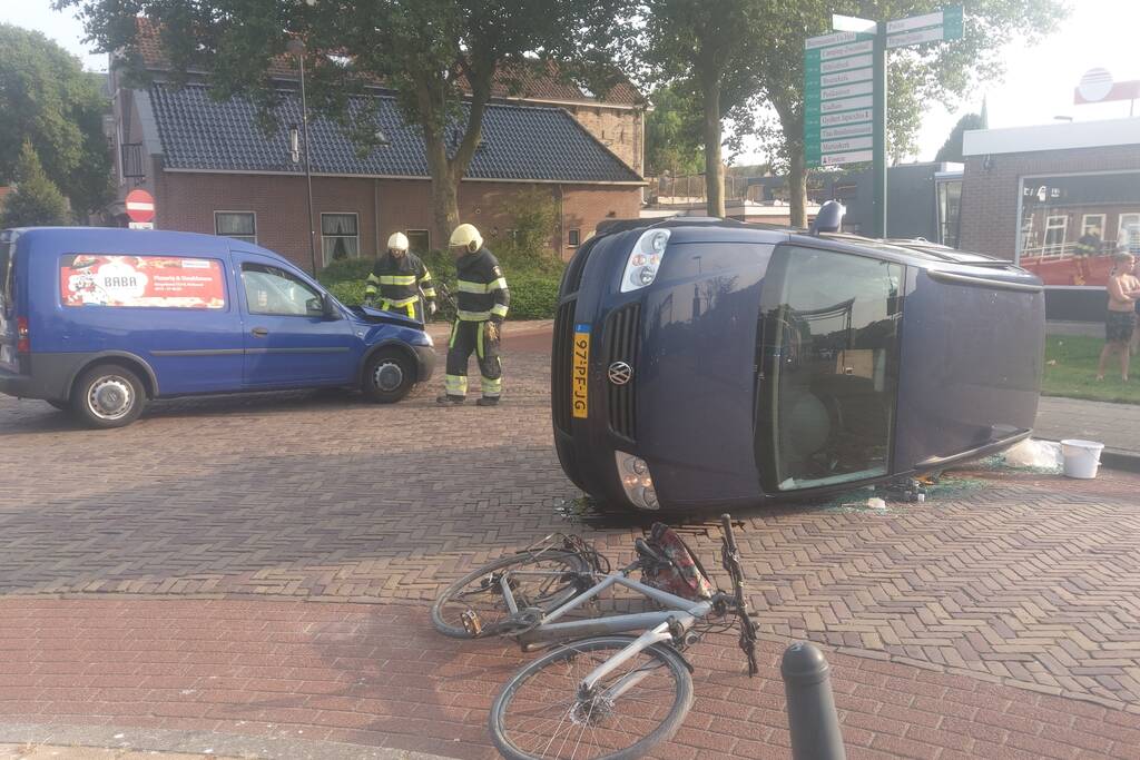 Auto op zijn kant na verkeersongeval